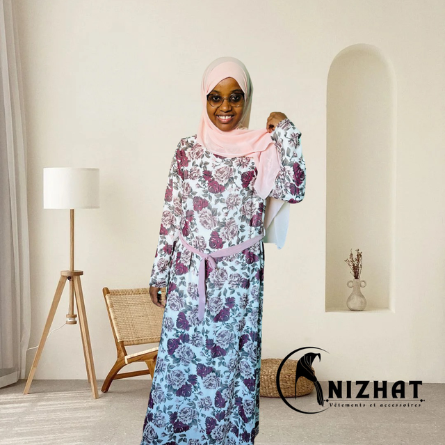 Robe longue blanc à motifs floraux roses et blancs + un hijab rose clair