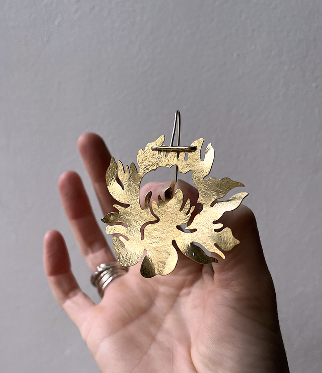 Camélia doré martelé