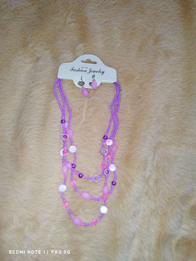 Parure perles pastel – Collier multi-rangs &amp; boucles d’oreilles assorties