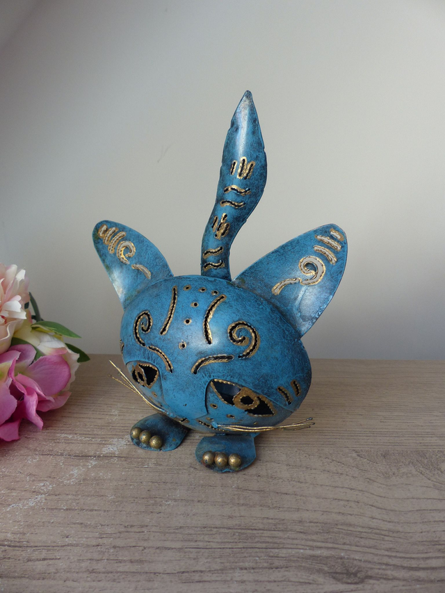 Sculpture Photophore Chat en Métal Recyclé – Bougeoir Chat Bleu et Doré Fait Main – Déco Originale Artisanale pour Maison ou Cadeau