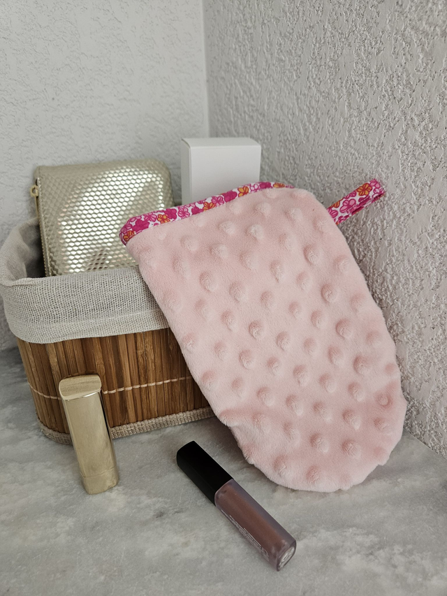 gant magique démaquillant rose