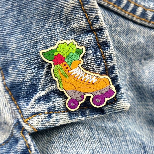 Pin&#039;s Roller vintage en bois