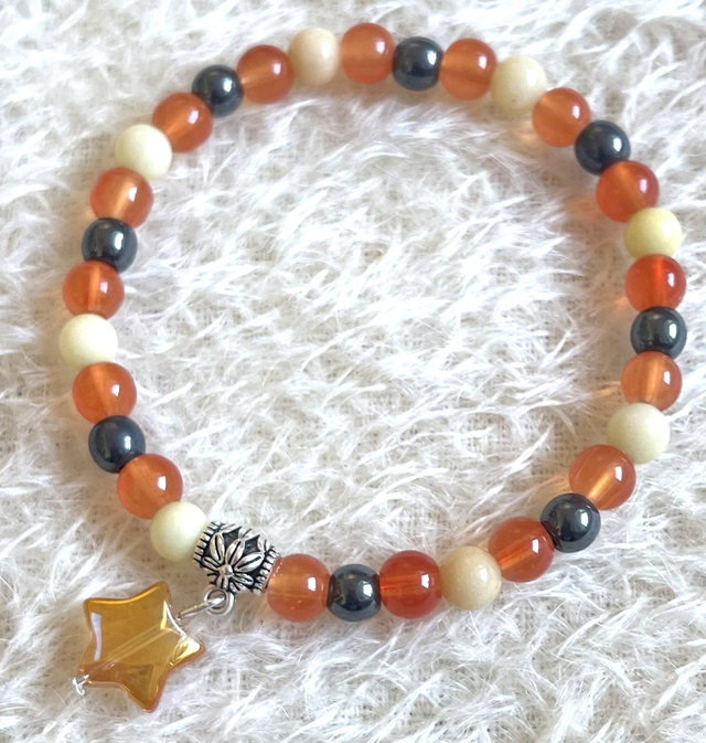 B37 - Bracelet perles verre orangé, écru et tourmaline