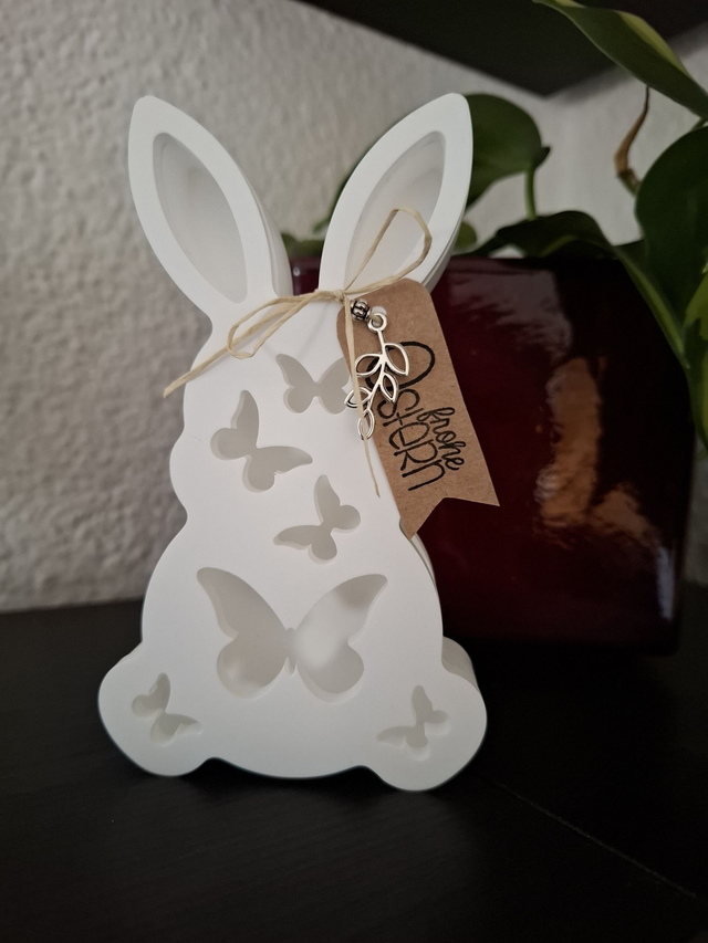Hase beleuchtet mit Schmetterlingen
