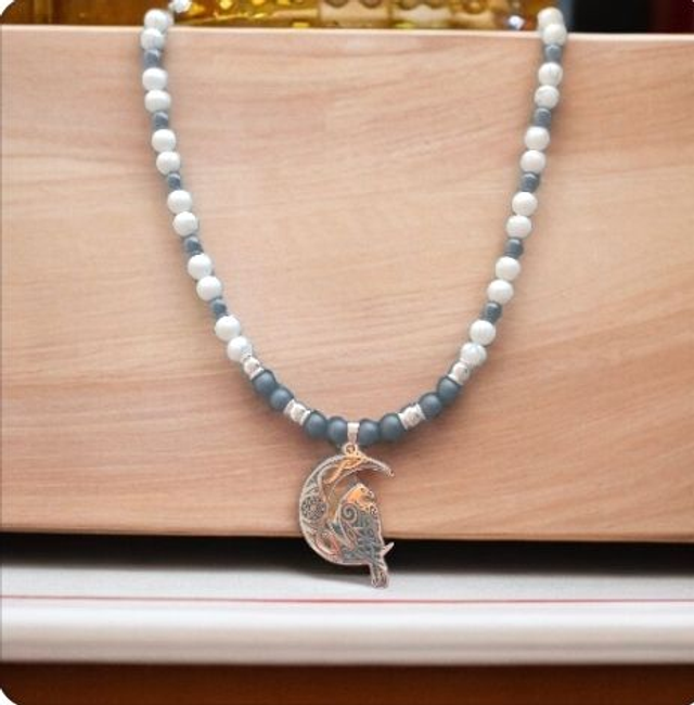 Collier Onyx et Howlite et son Pendentif Corbeau sur Lune et Pentacle
