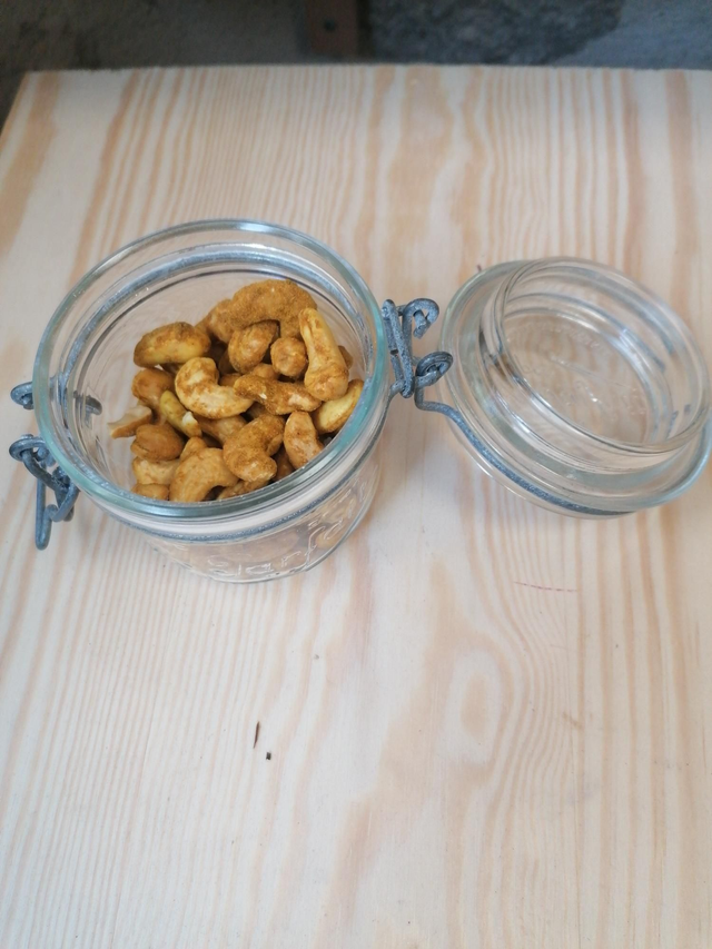 Noix De Cajou Au Curry. Prix Pour 100g 