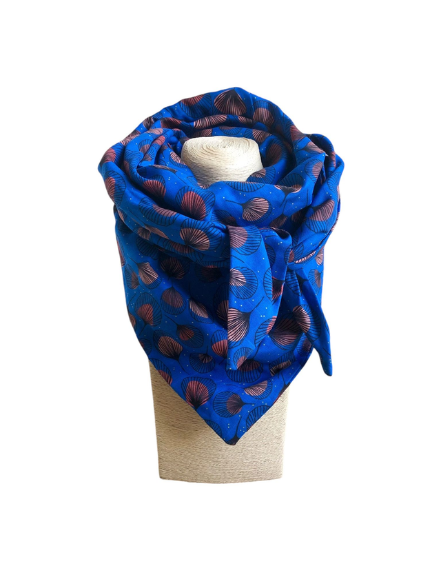Foulard triangle - plumes rouges fond bleu