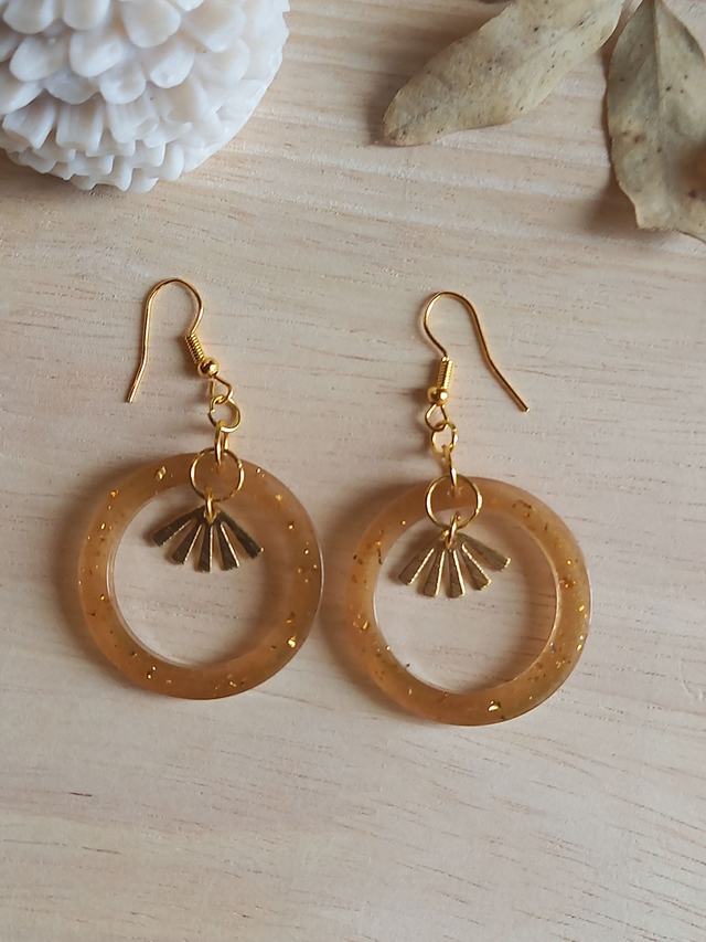 Boucles d&#039;oreilles Résine - cercle en résine jaune incrusté paillettes et breloque éventail doré