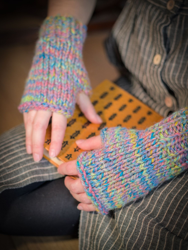 Mitaine en laine filée à la main, arc en ciel