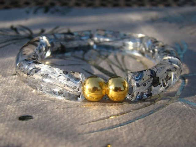 Bracelet perles tubes incurvées acryliques tâchetées Khazaana transparent