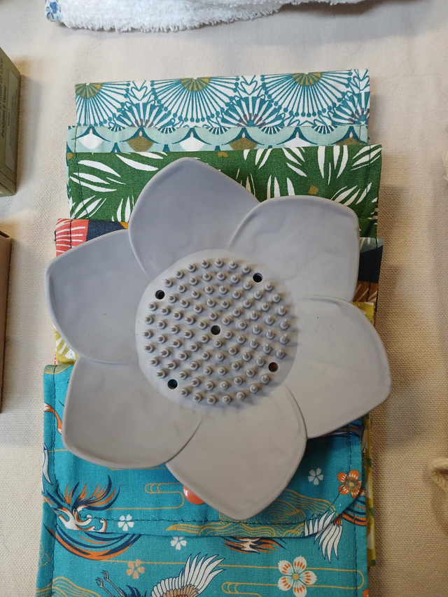 Porte savon nénuphar gris en silicone 