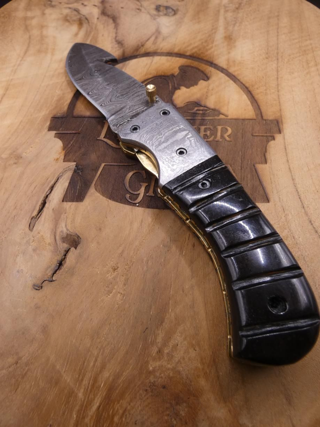 Couteau à dépecer pliant Damas – Manche en corne noire – 11 cm