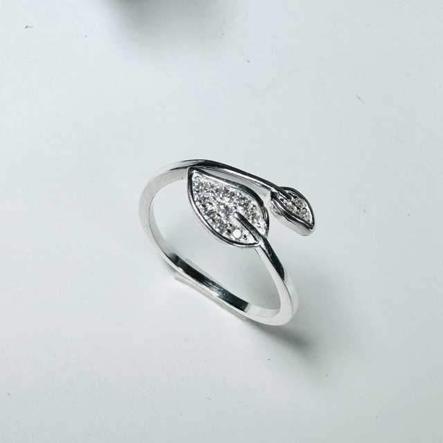 Anel folhas cravejadas regulável 