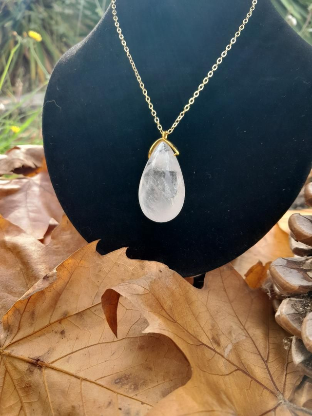 Pendentif goutte sautoir en Cristal de roche avec une chaine en acier inoxydable