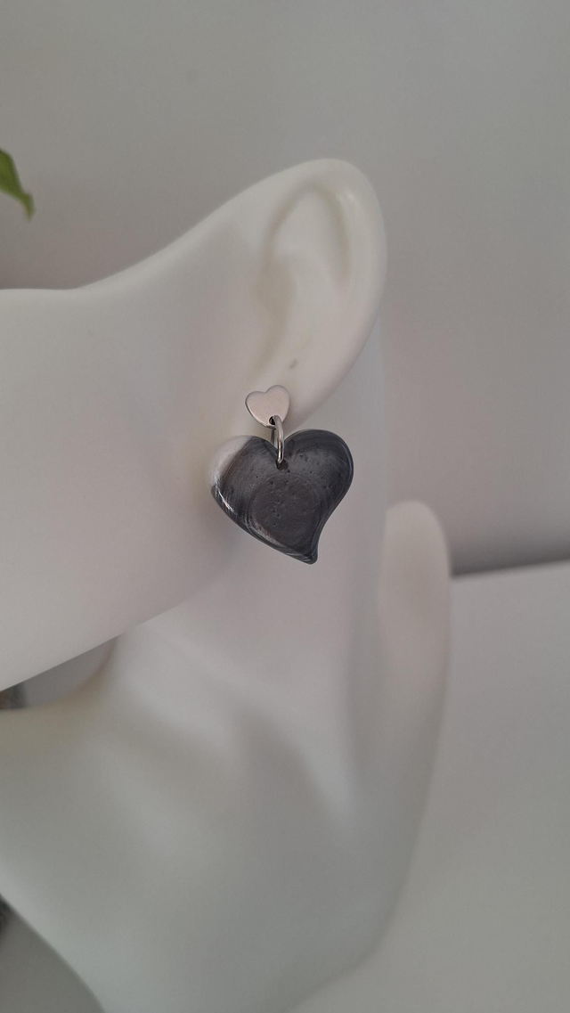 Boucles oreilles cœurs asymétrique gris/blanc