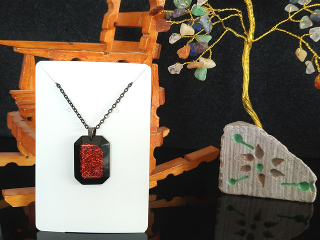 Collier noir structuré rouge pailleté