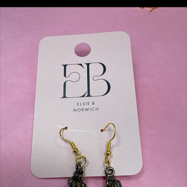 Black shell earrings 