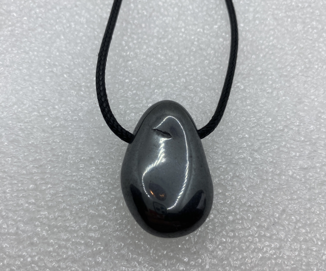 Pendentif Galet en Hématite – Cordon PU