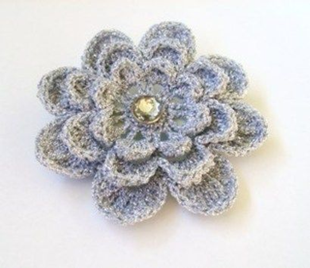 Virkattu Kukka- rintakoru