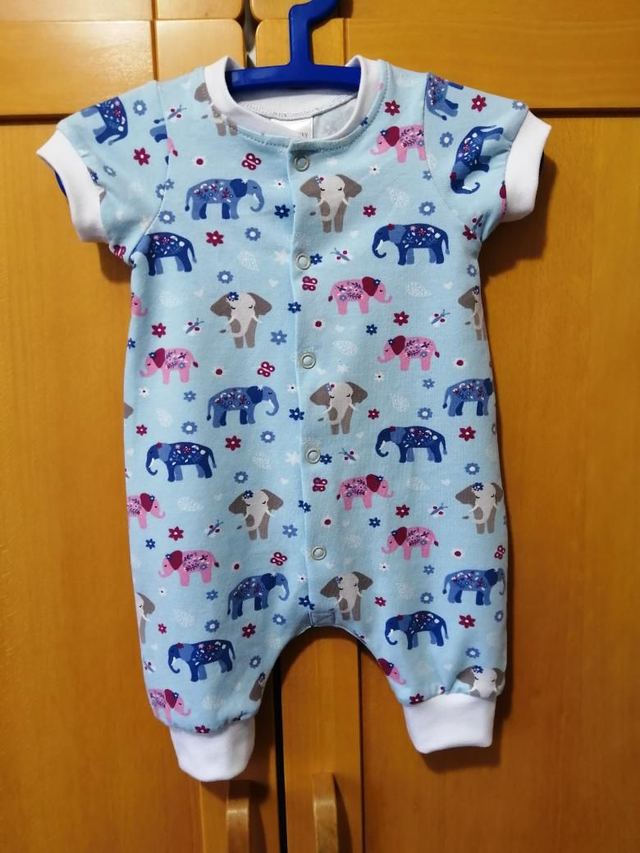 Babygrow - 0-3 mth (4-5 kg).   Floral elephants