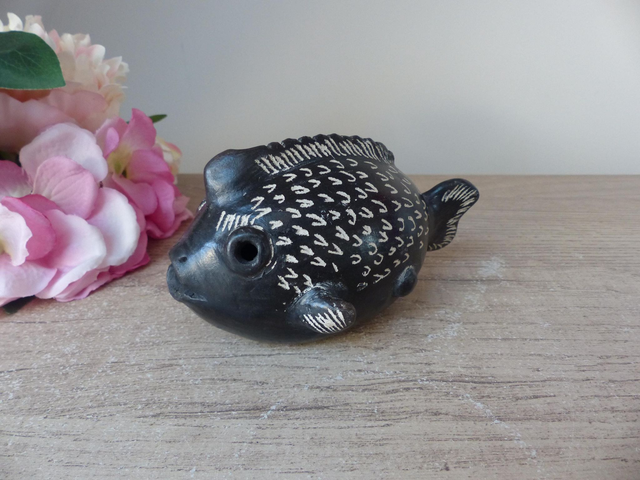 Sculpture poisson en poterie d'argile noire, figurine poisson artisanal décoration intérieure zénitude calme sérénité thème océan mer maison