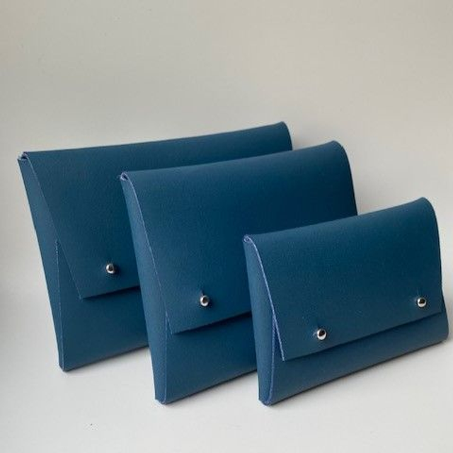 Pochette en cuir bleue
