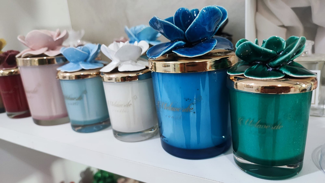 Candela profumata con fiore in ceramica capodimonte