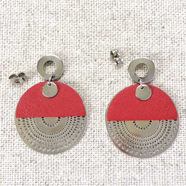 Boucles d’oreilles « Orchestre » argentées, cuir rouge 