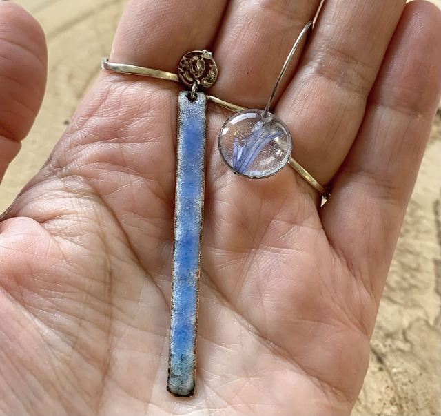 Tout le bleu du ciel : boucles d'oreilles asymétriques (argentées) - Pièce Unique