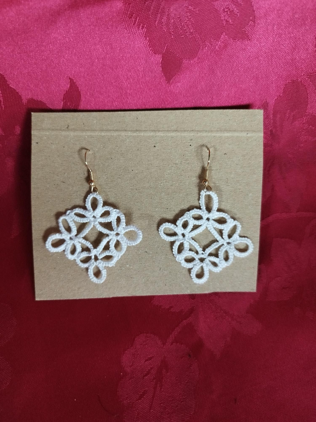 Boucles d'oreilles blanches frivolité 