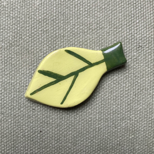 Pin&#039;s feuille claire