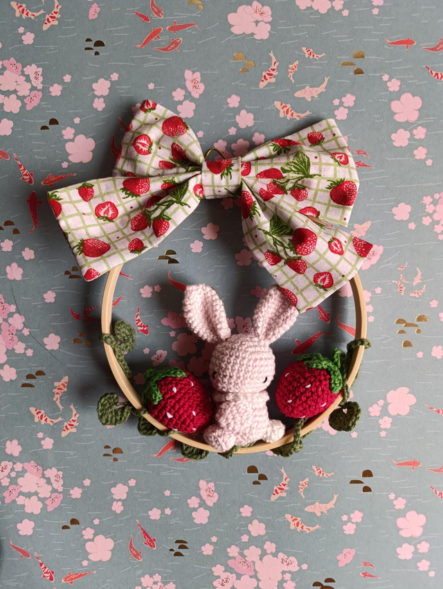 Dekoring "Rosa Hase mit Erdbeeren" 