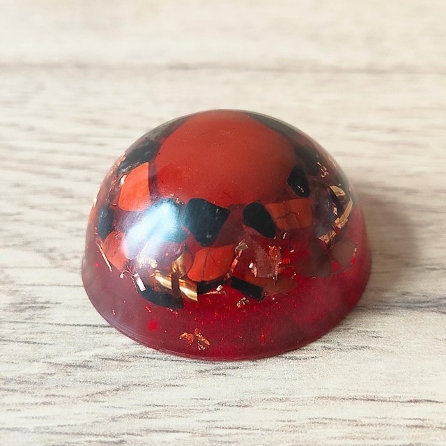 Petite ogonite demi-sphère jaspe rouge