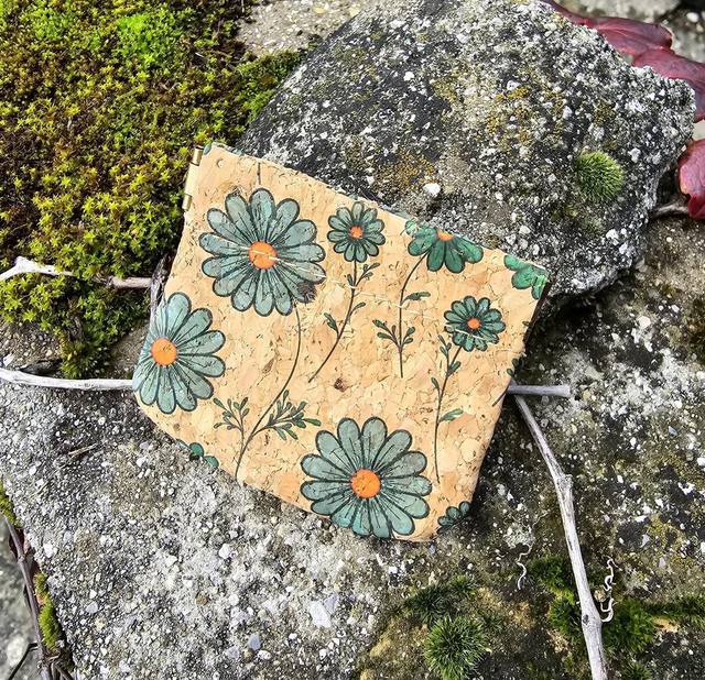 Porte-pièces "Mina" en tissu de liège imprimé marguerites bleuà pince taille S 
