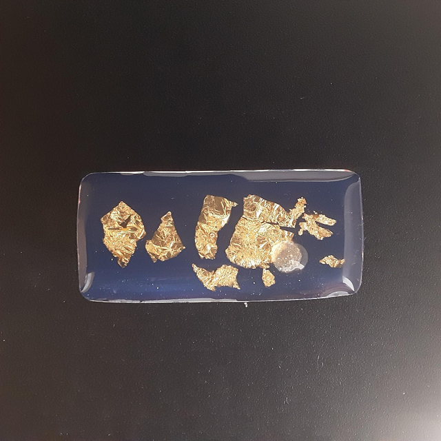 Broche rectangle collection élégance fond bleu marine et décor or