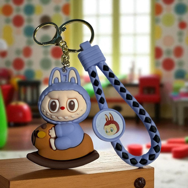 0671 - Labubu - paars - op hobbelpaard