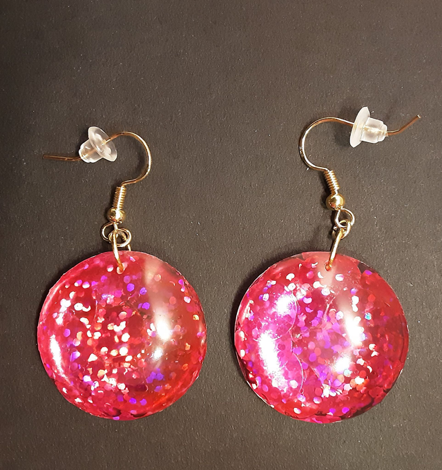 Boucle d’oreille demie sphère fuschia scintillant