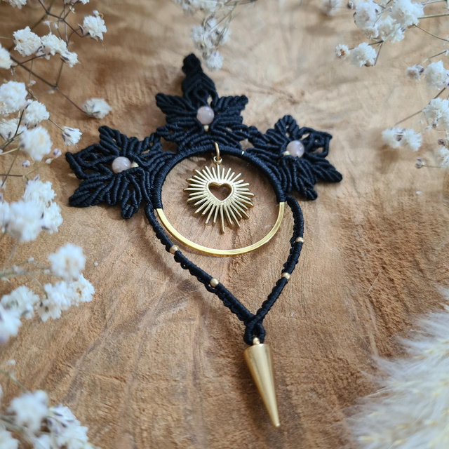 Pendentif micro-macramé accompagné de pierre de lune, l'amour doux et piquant