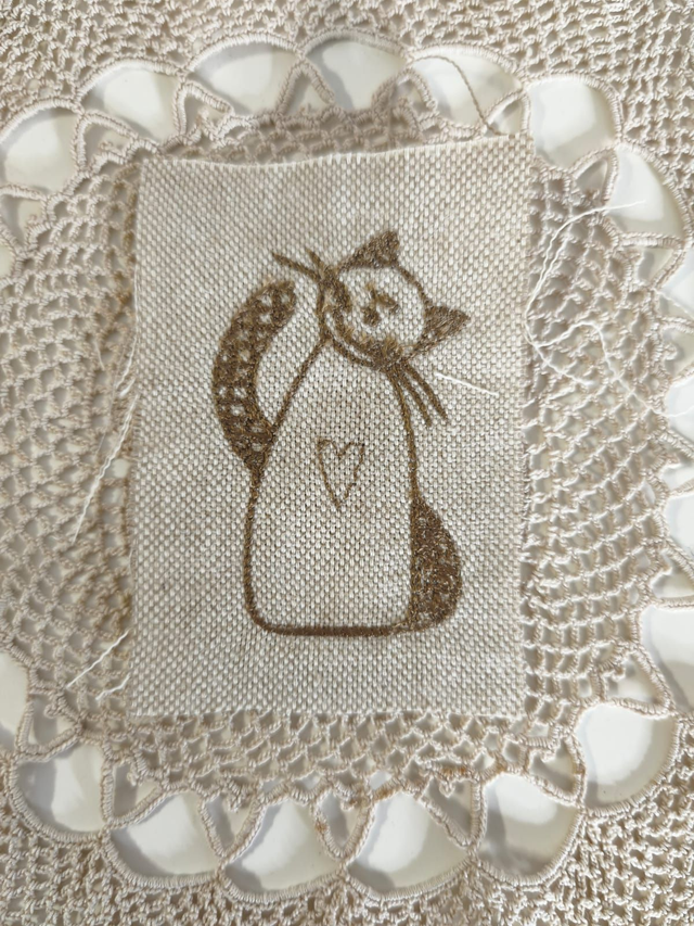 Etiqueta bordada gato