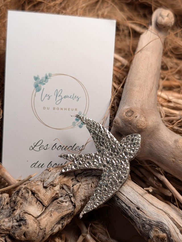 Broche hirondelle doré sable