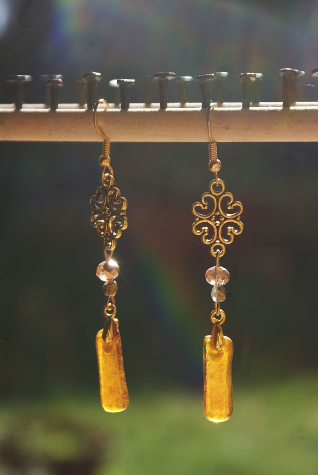 Boucles d&#039;oreilles en verre  brun caramel dépoli. 