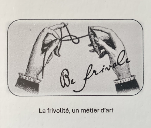 Boucles d'oreilles en dentelle de frivolité avec perles et breloque