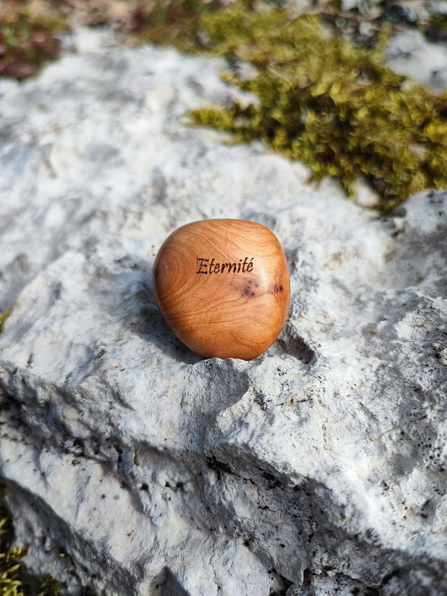 Caillou en Bois de Genévrier Cade "Éternité"