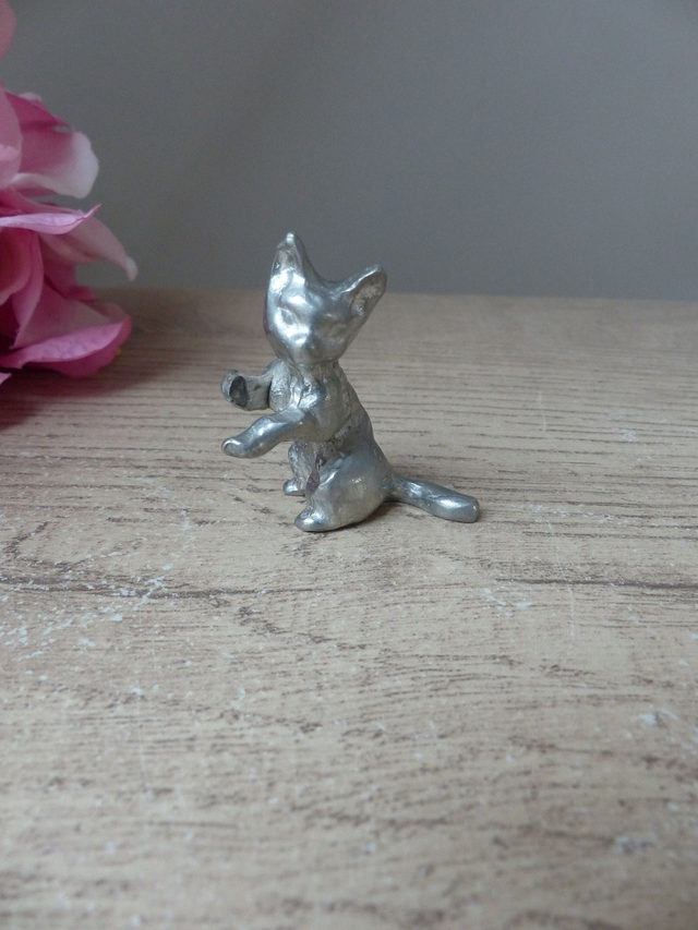 Ancienne figurine miniature chat en étain , Sculpture chat ancien en métal, collection miniature animaux en étain, chat hauteur 5 cm