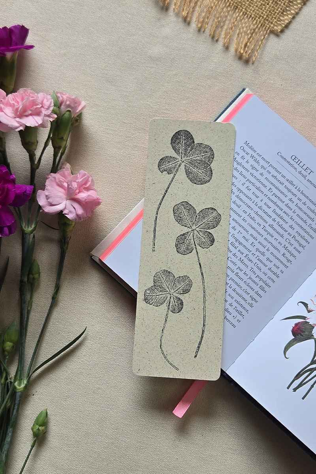 Marque-page botanique en impression végétale minimaliste - 3 trèfle a quatre feuilles