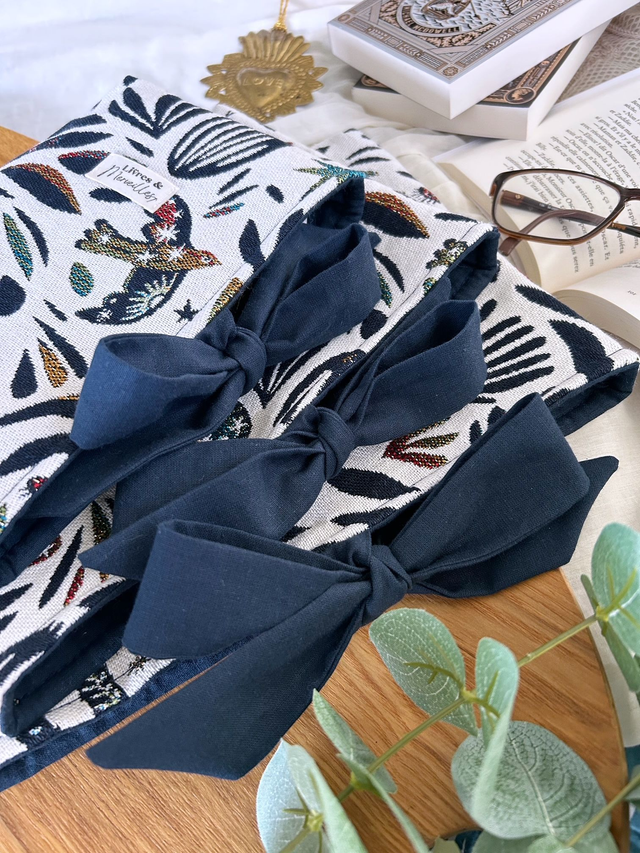 Pochette à livres en tissu jacquard Nysa, fermeture latérale avec un nœud bleu