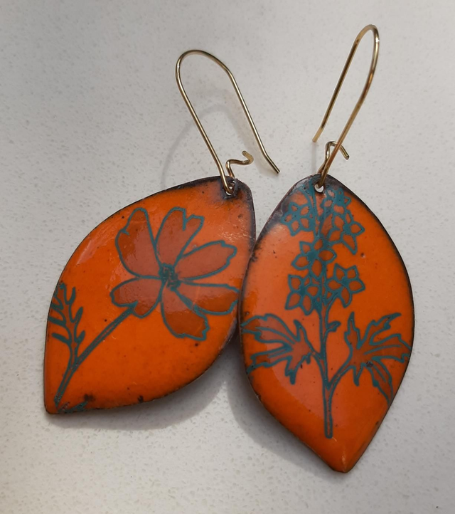 Boucles d&#039;oreilles feuilles orange fleurs bleues