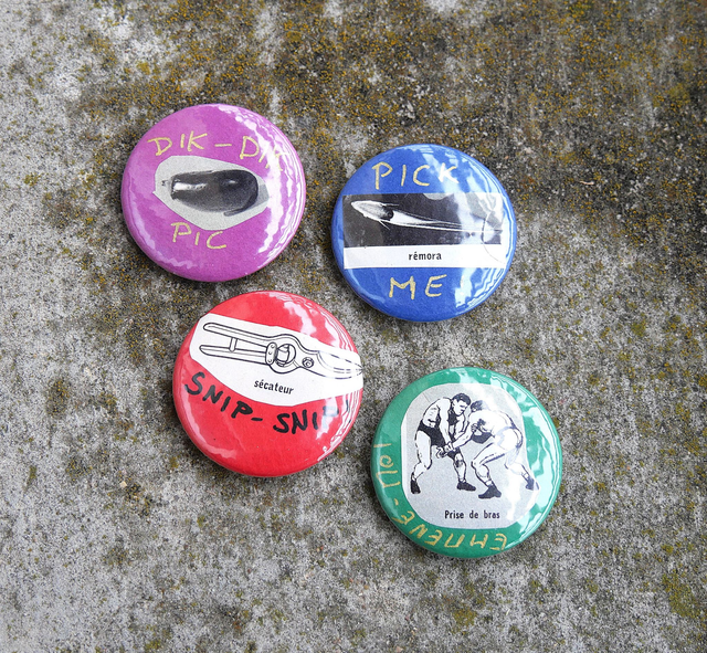 Badges 37mm de récup d'un dictionnaire Larousse de 1971 - Bêtises diverses