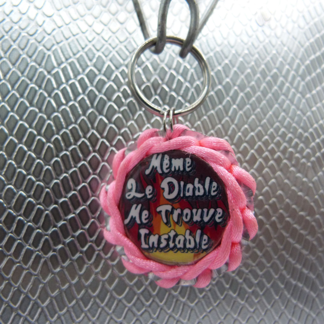 Porte clé Meme le diable me trouve instable