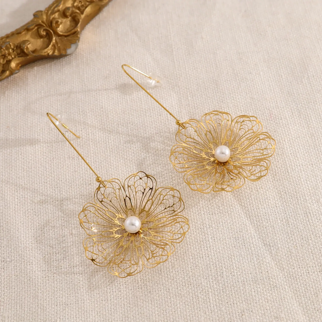 Boucles d'oreilles pendantes fleur fine avec perle